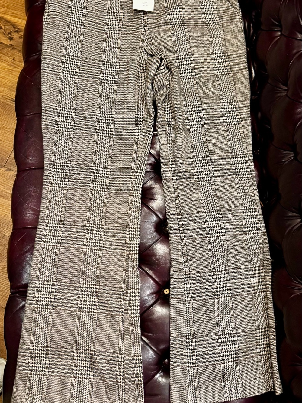 Skies Are Blue cream and black houndstooth label detail